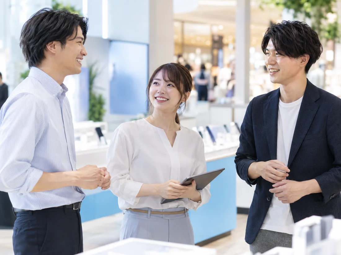 接客のあと仲間と穏やかに会話する三人の架空の成人スタッフ